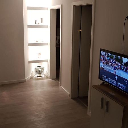 Ferienwohnung Mit Jacuzzi Naehe Flughafen Koeln Bonn Troisdorf Buitenkant foto