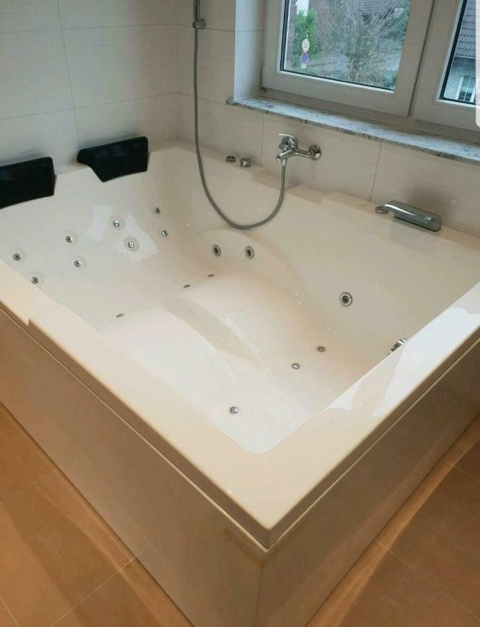 Ferienwohnung Mit Jacuzzi Naehe Flughafen Koeln Bonn Troisdorf Buitenkant foto