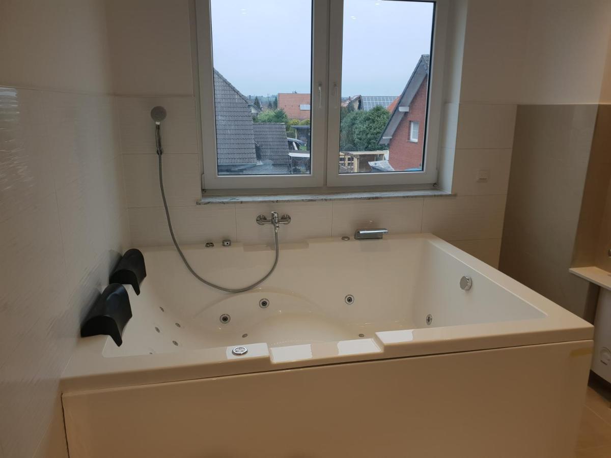 Ferienwohnung Mit Jacuzzi Naehe Flughafen Koeln Bonn Troisdorf Buitenkant foto