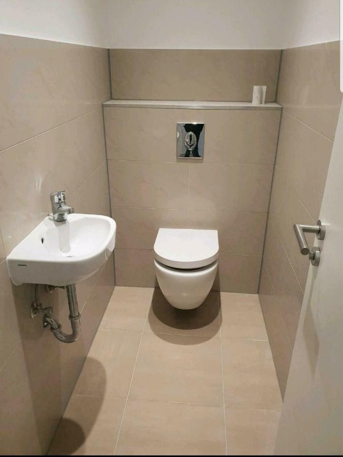 Ferienwohnung Mit Jacuzzi Naehe Flughafen Koeln Bonn Troisdorf Buitenkant foto